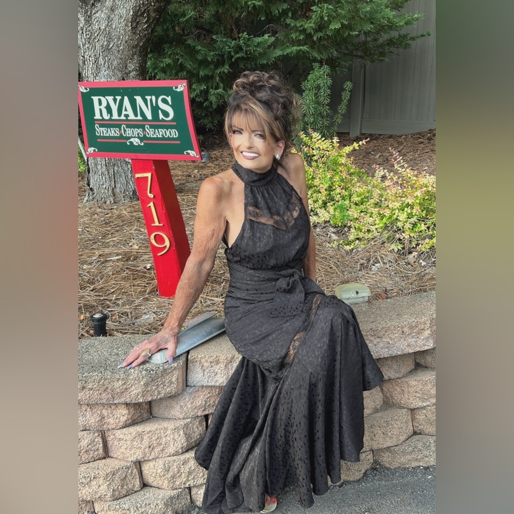 ELLIATT Elegant Black Lace Halter Dress. WORN ONCE. SIZE XS.